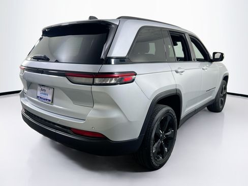 Used 2023 Jeep Grand Cherokee Altitude AWD/4WD image 5