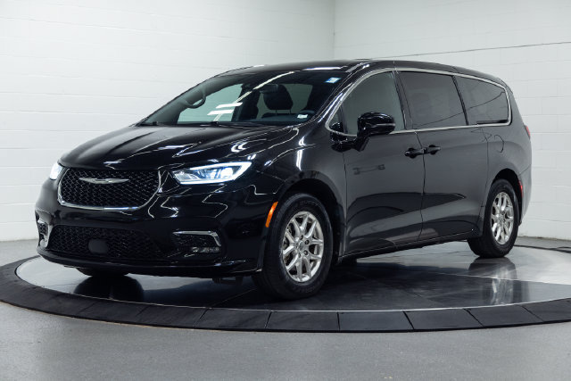 Used 2025 Chrysler Pacifica Select FWD image 6