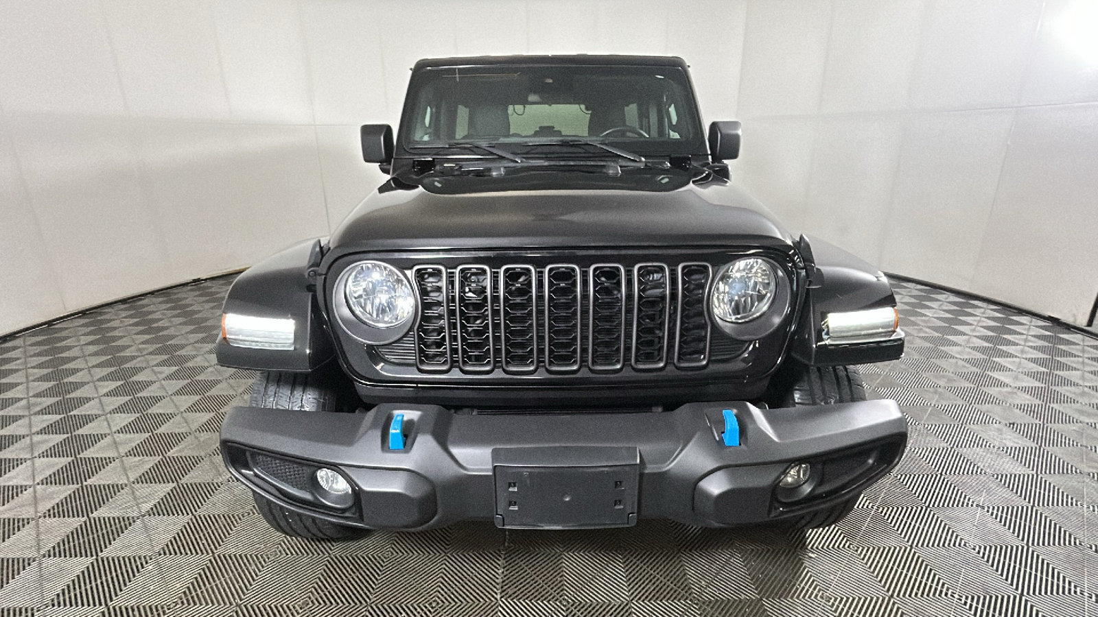 Used 2024 Jeep Wrangler Unlimited w/ Convenience Group AWD/4WD image 9