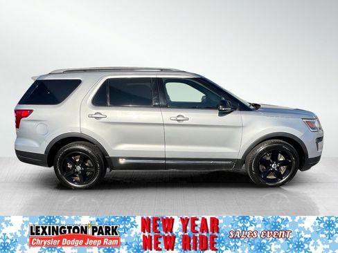Used 2018 Ford Explorer XLT w/ Equipment Group 202A image 4