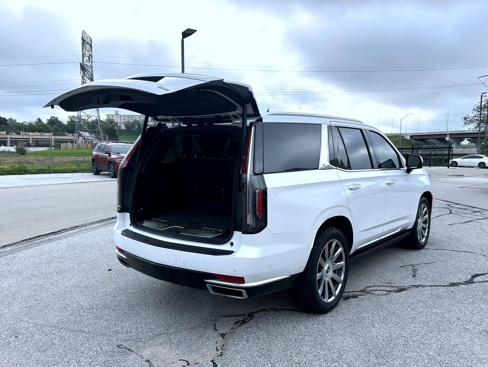Used 2021 Cadillac Escalade Premium Luxury Platinum w/ Heavy-Duty Trailer Package AWD/4WD image 23