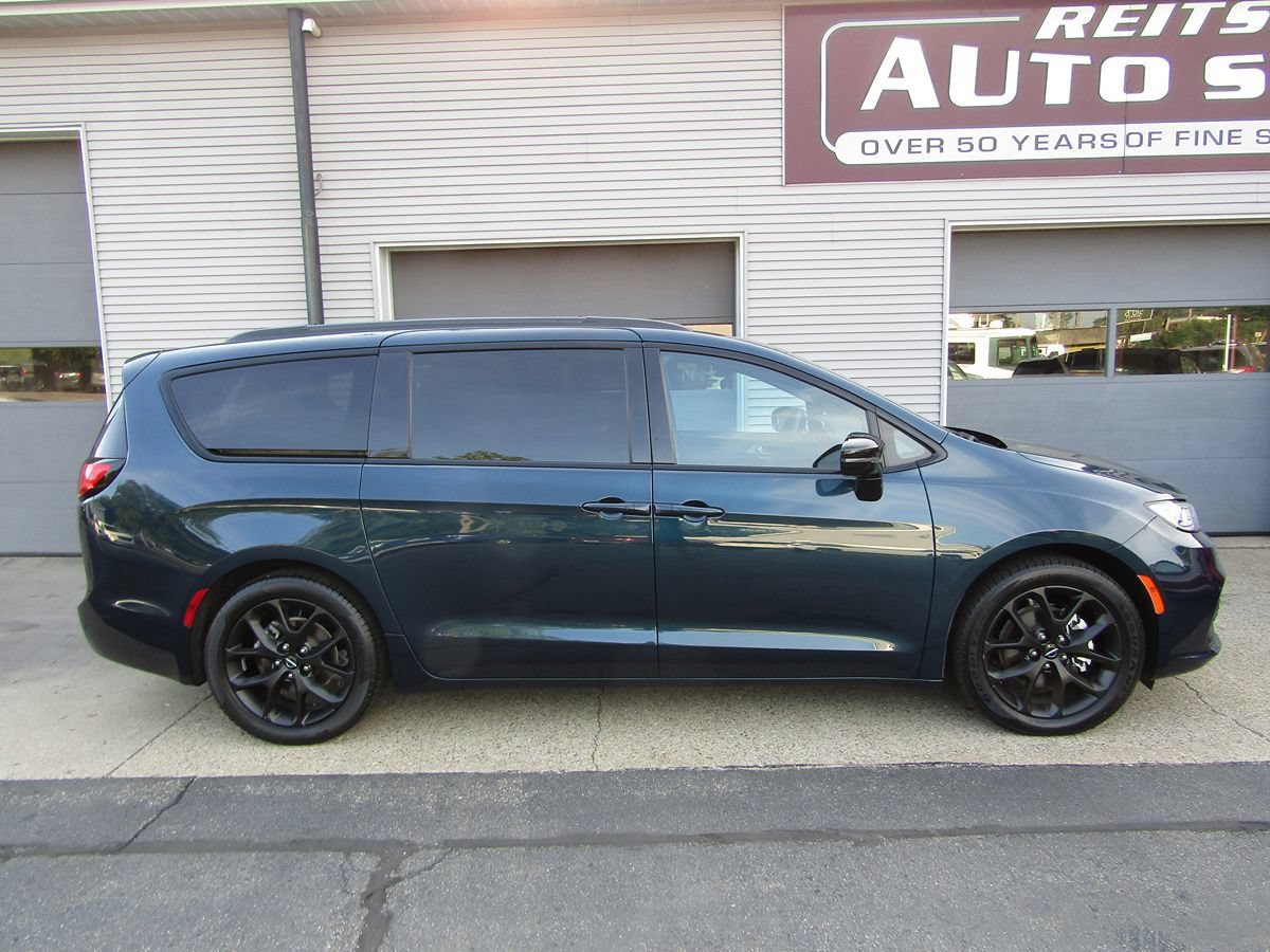 Used 2025 Chrysler Pacifica Limited FWD image 2