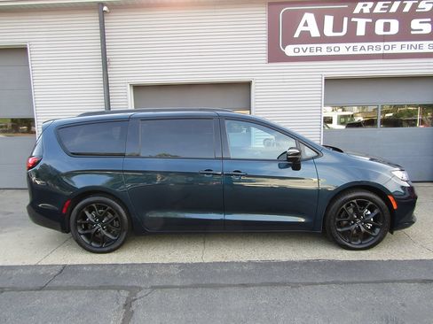 Used 2025 Chrysler Pacifica Limited FWD image 2