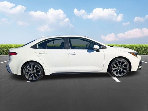Used 2021 Toyota Corolla SE image 3