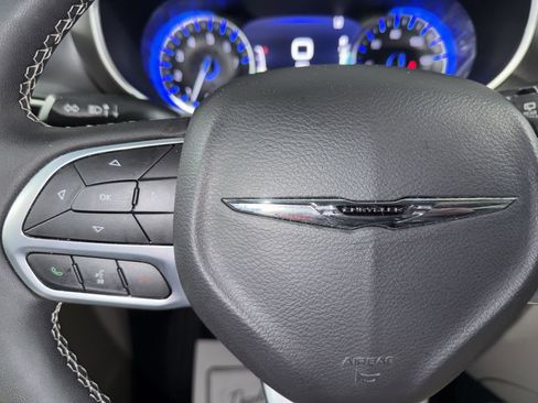 Used 2024 Chrysler Pacifica Touring-L FWD image 31