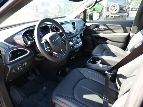 New 2025 Chrysler Pacifica Select image 10