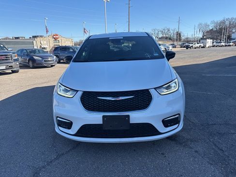 Used 2025 Chrysler Pacifica Select image 2