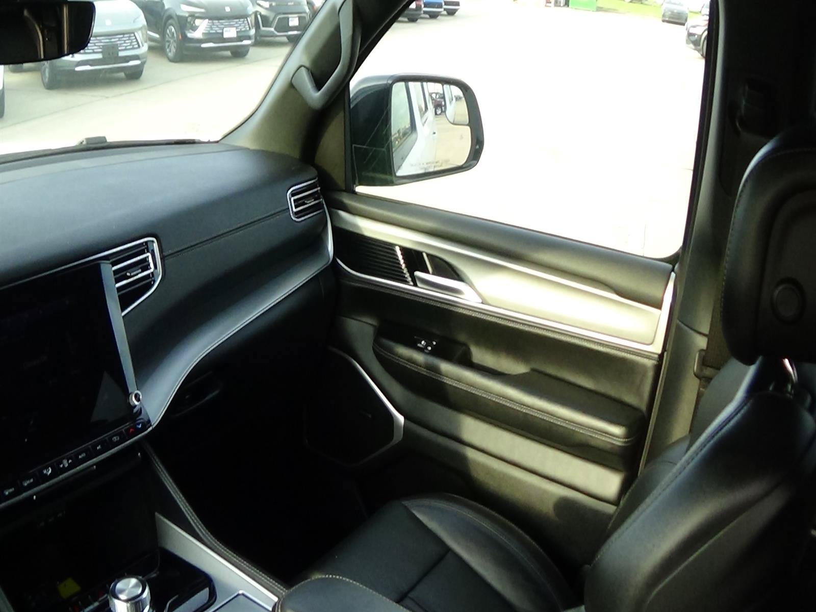 Used 2025 Jeep Wagoneer L 4WD image 15