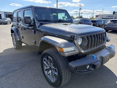 Used 2024 Jeep Wrangler Unlimited w/ Convenience Group AWD/4WD image 8