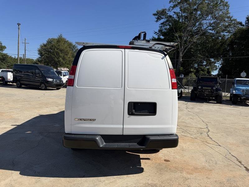 Used 2022 Chevrolet Express 3500 w/ Driver Convenience Package RWD image 4