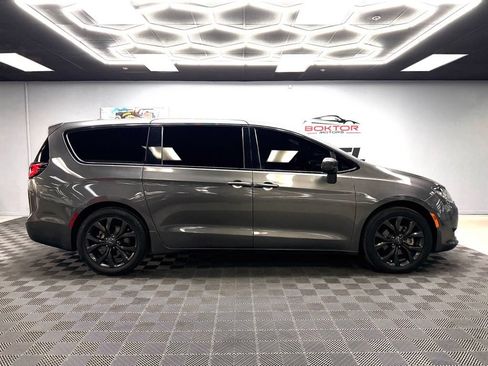 Used 2018 Chrysler Pacifica Touring Plus w/ S Appearance Package FWD image 17