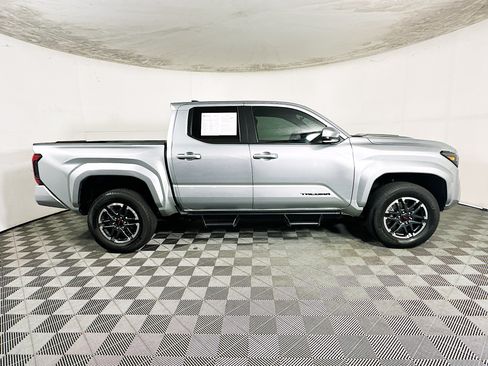 Used 2024 Toyota Tacoma TRD Sport AWD/4WD image 2