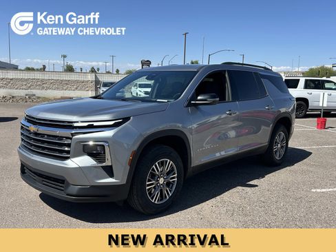Certified 2025 Chevrolet Traverse LT FWD image 1