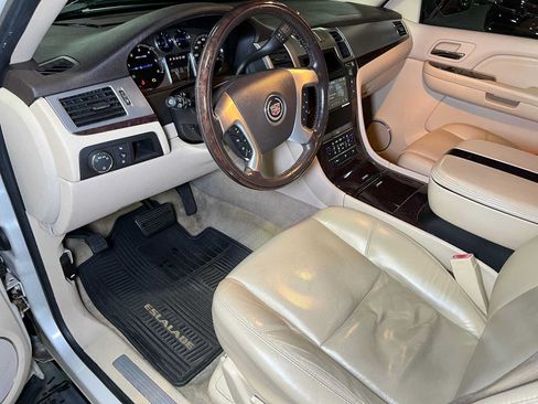 Used 2007 Cadillac Escalade AWD w/ Information Package image 28