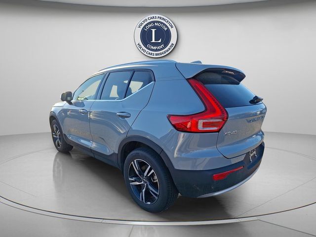 Certified 2025 Volvo XC40 B5 Core AWD/4WD image 2