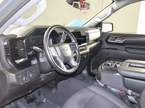Used 2025 Chevrolet Silverado 1500 LT image 2