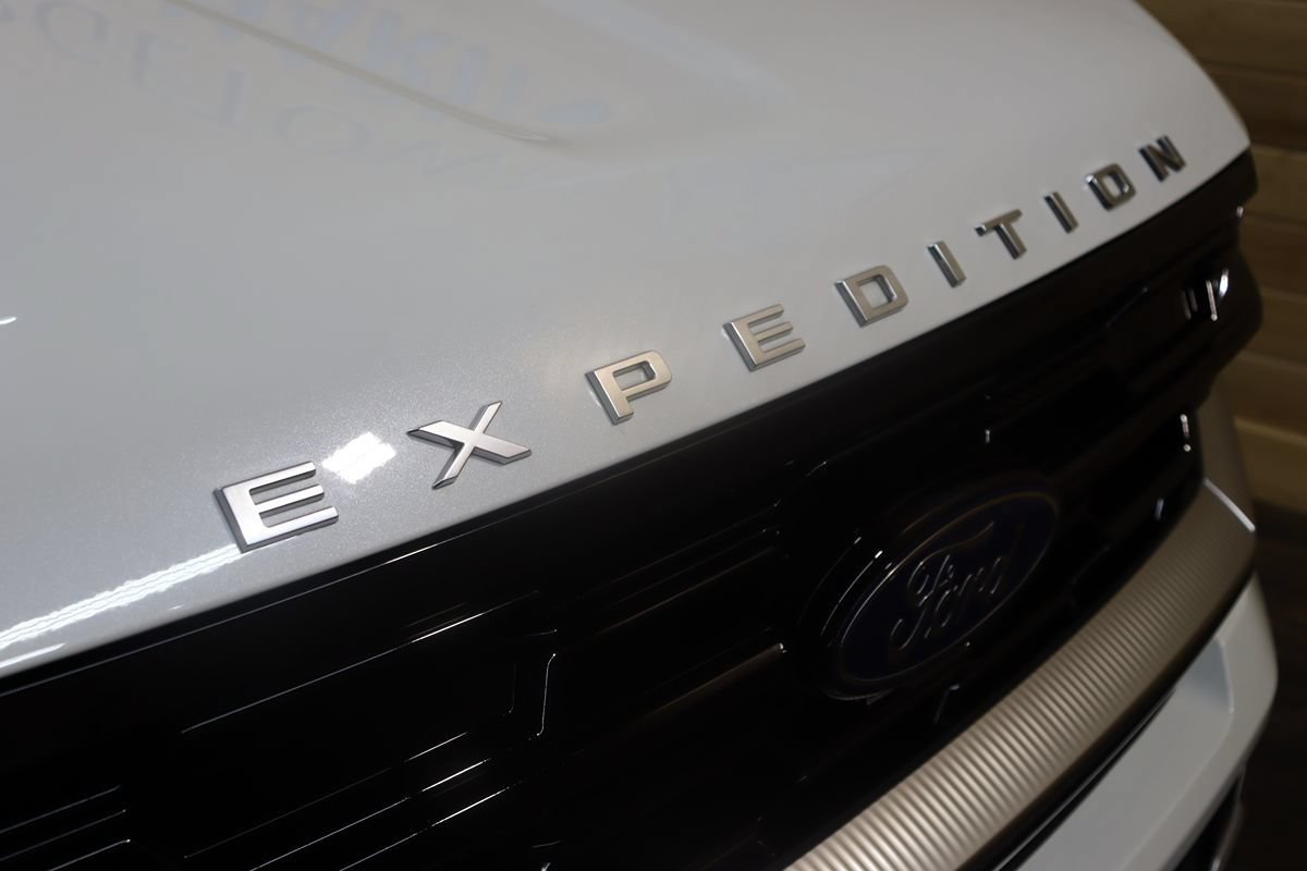 Used 2025 Ford Expedition Platinum w/ Driver's Package AWD/4WD image 13
