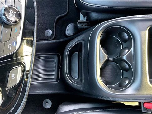 Used 2025 Chrysler Pacifica Select image 18