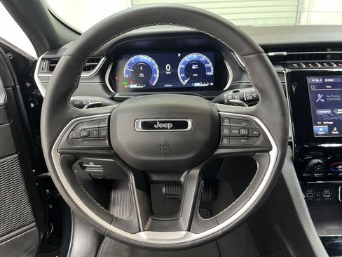 Used 2023 Jeep Grand Cherokee Altitude RWD image 16