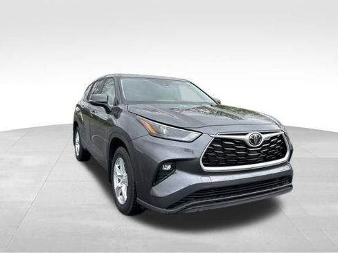 Used 2023 Toyota Highlander LE AWD/4WD image 37