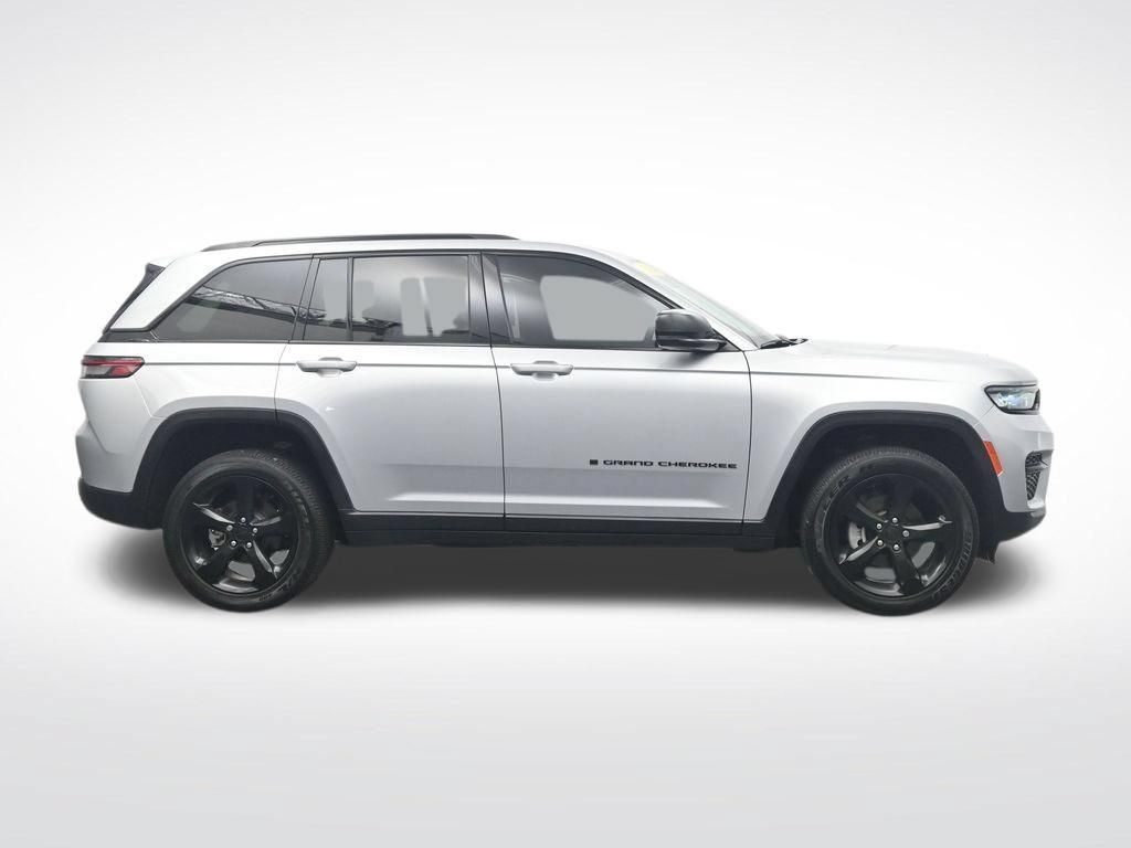 Used 2024 Jeep Grand Cherokee Altitude RWD image 4