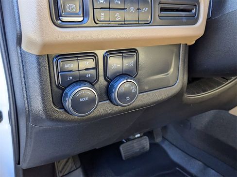 Used 2021 Chevrolet Suburban Premier image 15