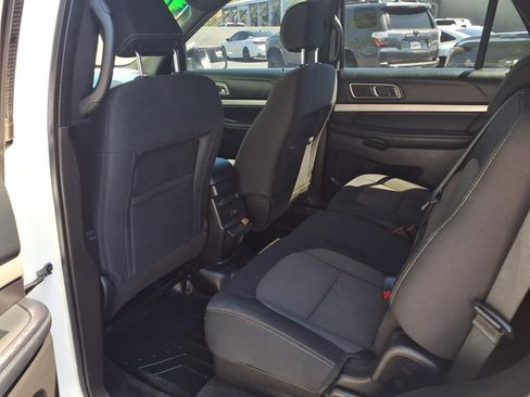 Used 2017 Ford Explorer XLT FWD image 18