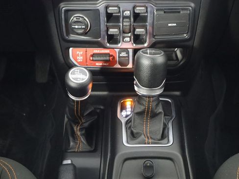 Used 2023 Jeep Gladiator Mojave w/ Cold Weather Group AWD/4WD image 27