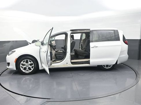 Used 2018 Chrysler Pacifica Touring Plus w/ Tire & Wheel Group FWD image 40