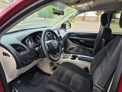 Used 2015 Dodge Grand Caravan SXT image 9