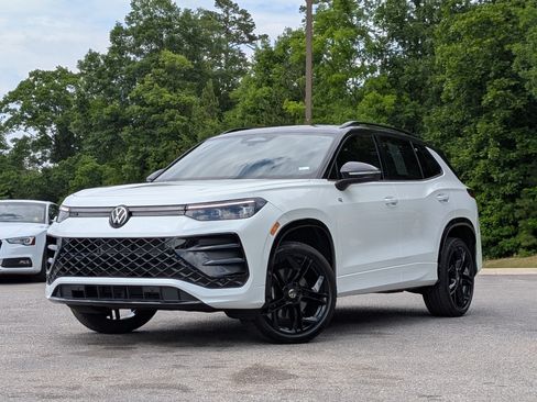 Used 2025 Volkswagen Tiguan SE R-Line AWD/4WD image 4