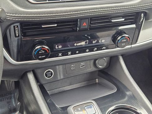 Used 2021 Nissan Rogue SV image 21