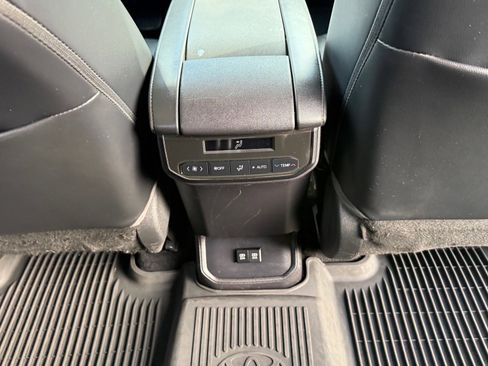 Used 2021 Toyota Highlander XLE image 14