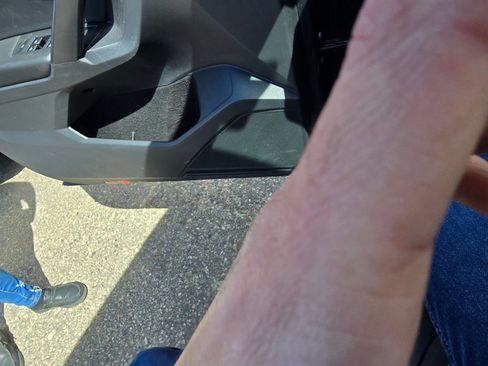 Used 2021 Volkswagen Tiguan SE w/ Panoramic Sunroof Package image 24