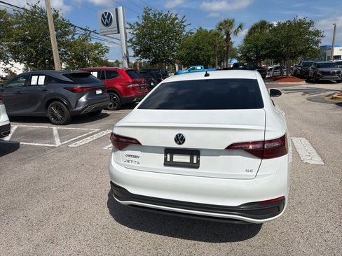 Certified 2023 Volkswagen Jetta SE w/ Panoramic Sunroof Package FWD image 11