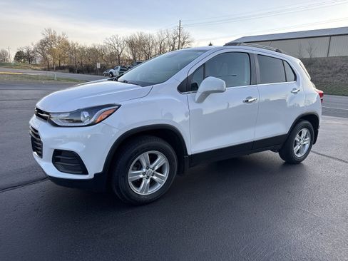 Used 2019 Chevrolet Trax LT w/ LT Convenience Package image 2