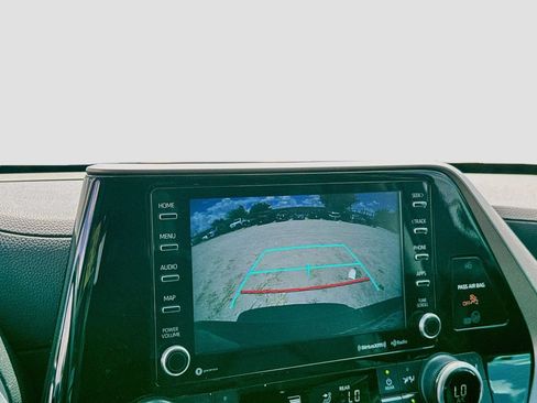 Used 2022 Toyota Highlander XLE FWD image 17