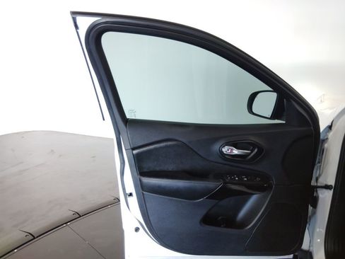 Used 2021 Jeep Cherokee Latitude Plus image 31