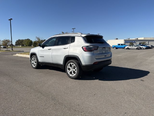 Used 2024 Jeep Compass Latitude AWD/4WD image 3