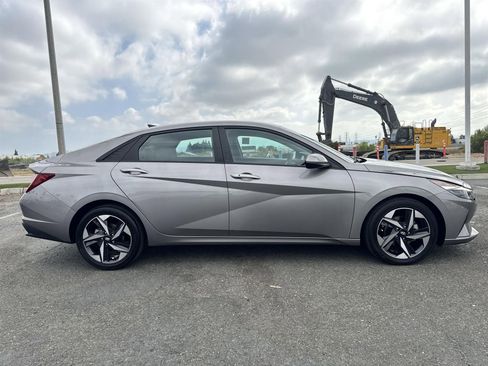 Used 2023 Hyundai Elantra SEL w/ Convenience Package image 3