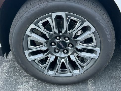 Used 2023 GMC Yukon XL Denali Ultimate AWD/4WD image 3