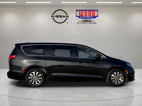 Used 2023 Chrysler Pacifica Touring-L FWD image 2