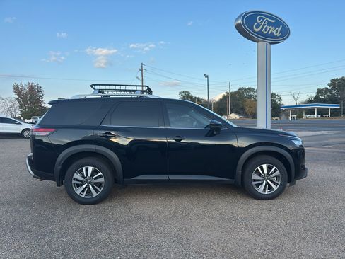 Used 2023 Nissan Pathfinder SL w/ Lighting Package (N92) image 6