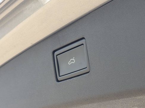Used 2025 Volkswagen Tiguan SE FWD image 30