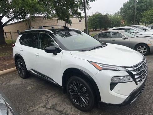 Used 2025 Nissan Rogue Platinum w/ Platinum Premium Package FWD image 3