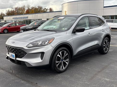 Certified 2022 Ford Escape SE w/ SE Sport Appearance Package image 3