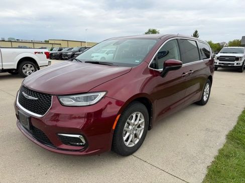 Used 2023 Chrysler Pacifica Touring-L FWD image 3