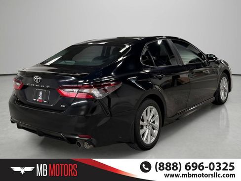 Used 2024 Toyota Camry SE FWD image 4