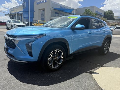 Used 2025 Chevrolet Trax LT FWD image 9