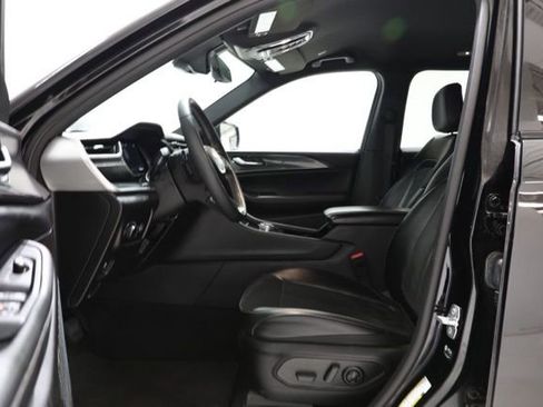Used 2023 Jeep Grand Cherokee L Laredo AWD/4WD image 17